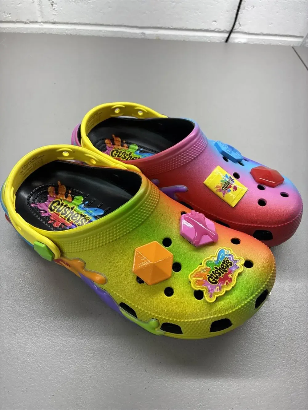 NEW CROCS Gushers Classic Clog w/ Jibbitz Unisex Men's 7 Women’s 9 With Tags
